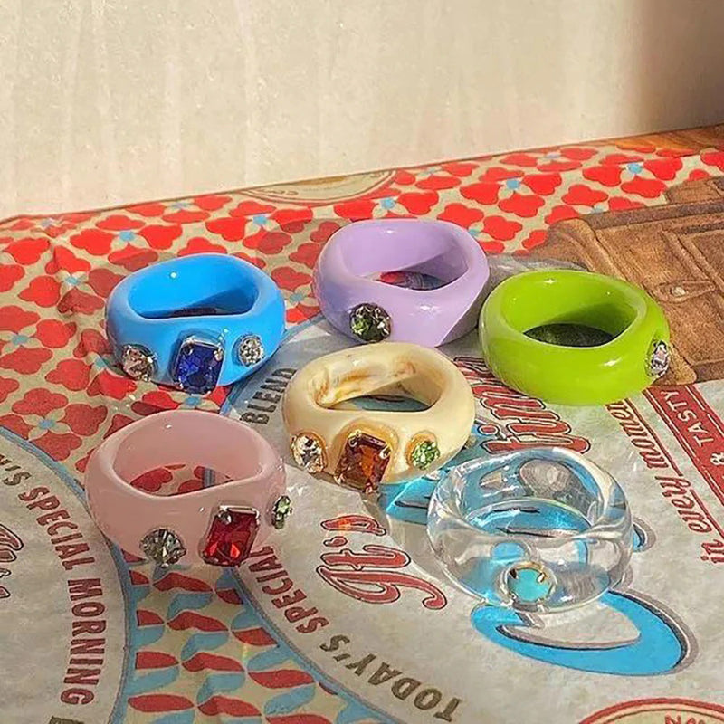 Handgefertigte bunte Acrylringe mit Perlen und Strasssteinen