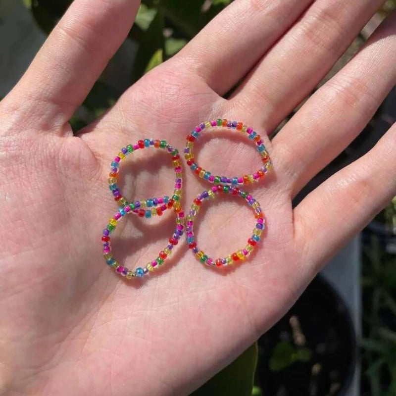 Handgefertigte bunte Acrylringe mit Perlen und Strasssteinen