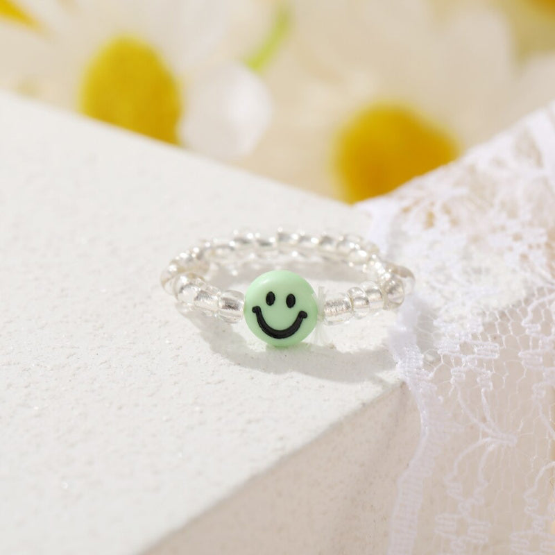 Handgefertigte bunte Acrylringe mit Perlen und Strasssteinen