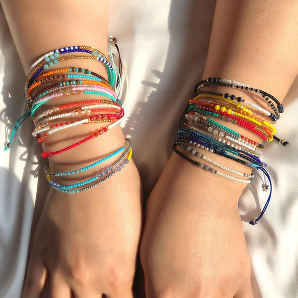 Handgemachte bunte böhmische Sommer-Armbänder aus Rocailles-Perlen