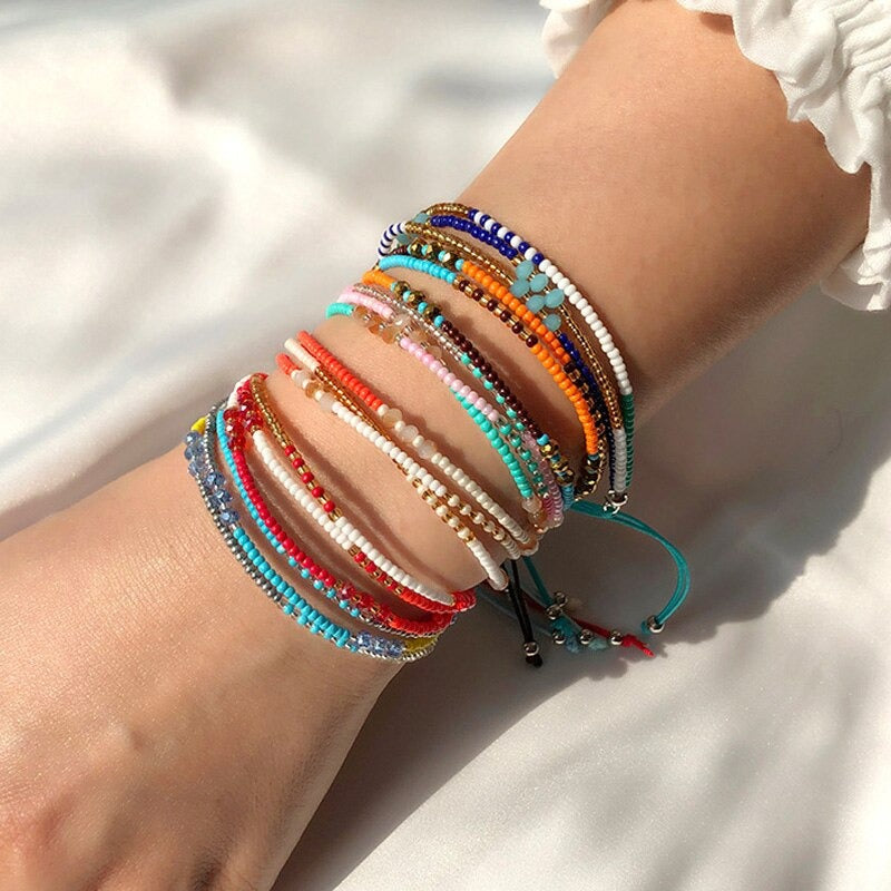Handgemachte bunte böhmische Sommer-Armbänder aus Rocailles-Perlen