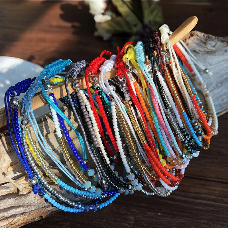 Handgemachte bunte böhmische Sommer-Armbänder aus Rocailles-Perlen