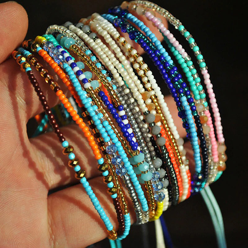 Handgemachte bunte böhmische Sommer-Armbänder aus Rocailles-Perlen