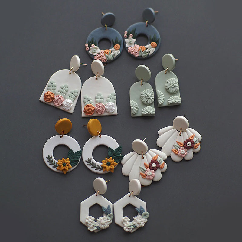 Handgefertigte florale Ohrringe aus Polymer Clay