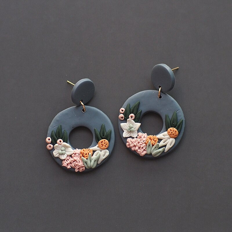 Handgefertigte florale Ohrringe aus Polymer Clay