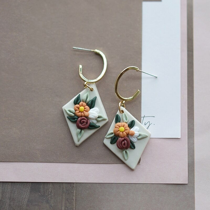 Handgefertigte florale Ohrringe aus Polymer Clay