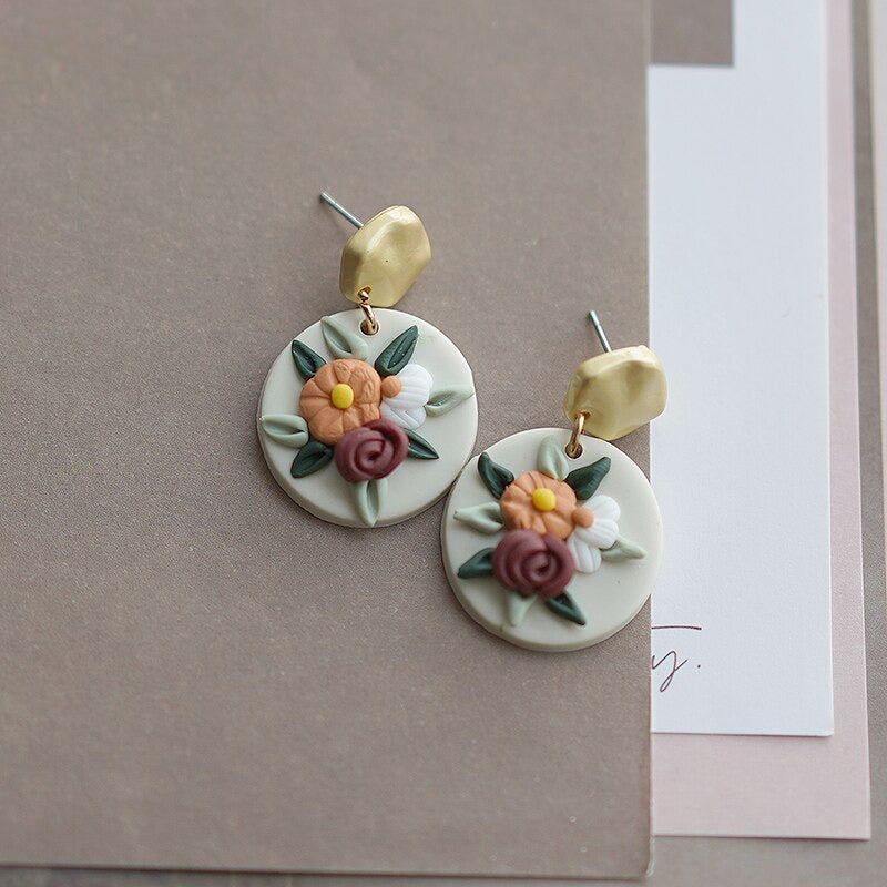 Handgefertigte florale Ohrringe aus Polymer Clay