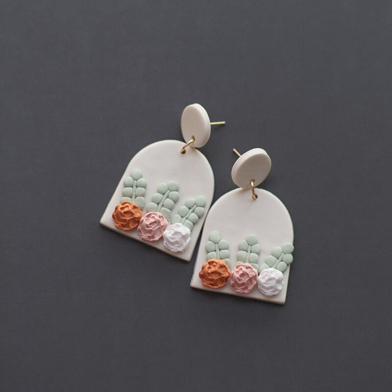Handgefertigte florale Ohrringe aus Polymer Clay