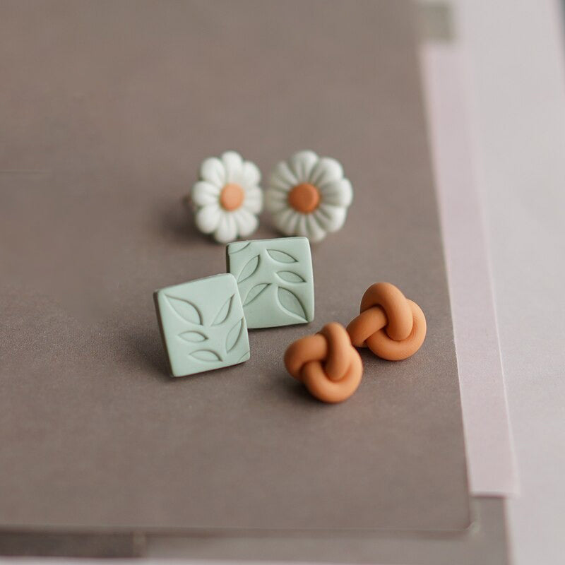 Handgefertigte florale Ohrringe aus Polymer Clay