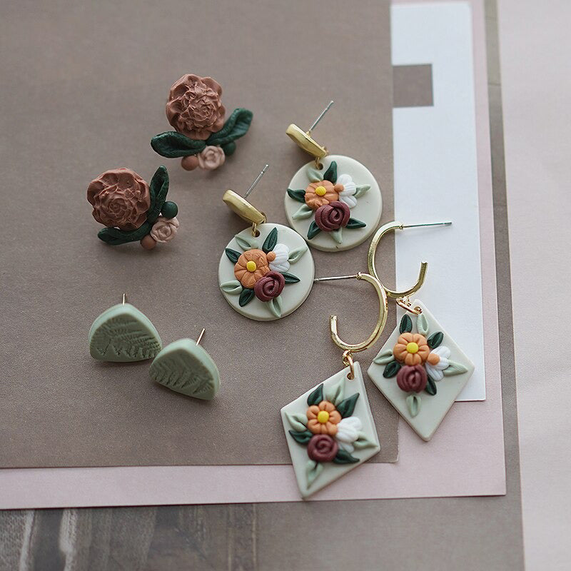 Handgefertigte florale Ohrringe aus Polymer Clay