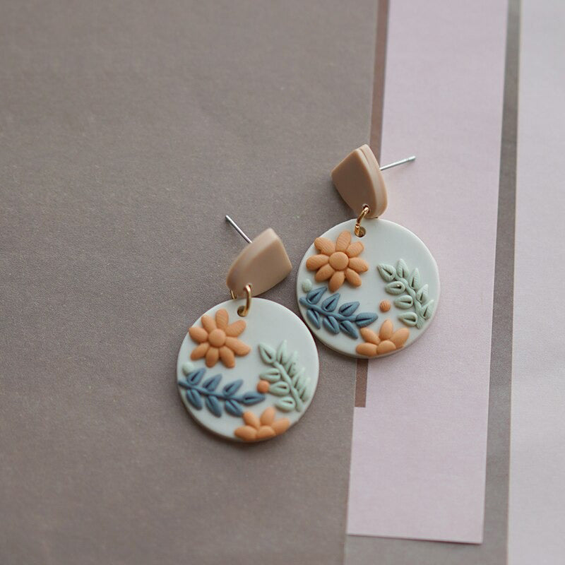 Handgefertigte florale Ohrringe aus Polymer Clay