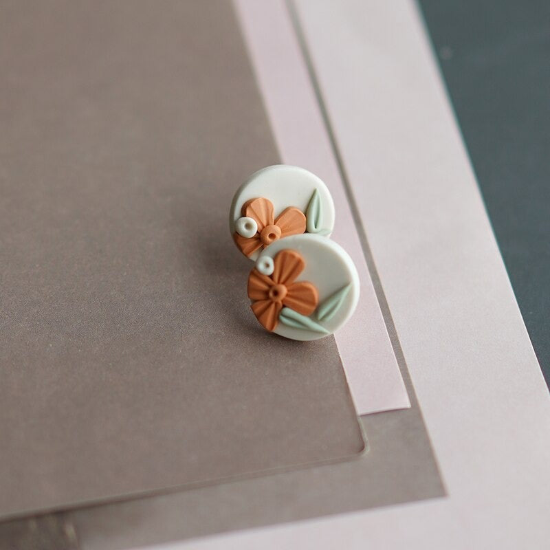 Handgefertigte florale Ohrringe aus Polymer Clay