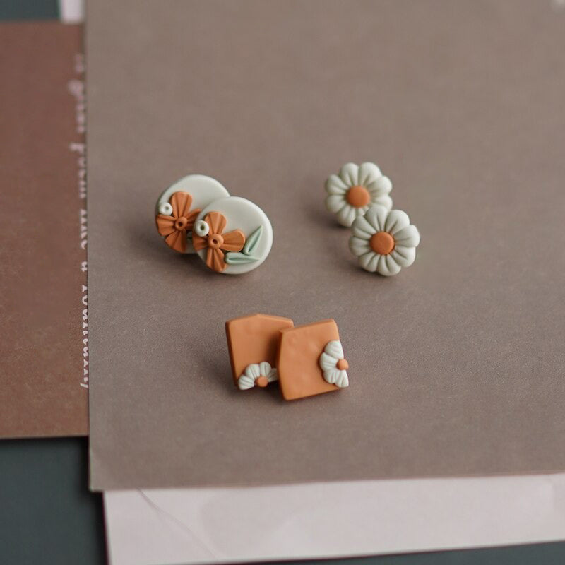 Handgefertigte florale Ohrringe aus Polymer Clay