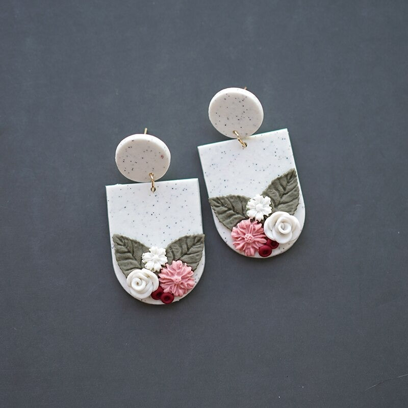 Handgefertigte florale Ohrringe aus Polymer Clay