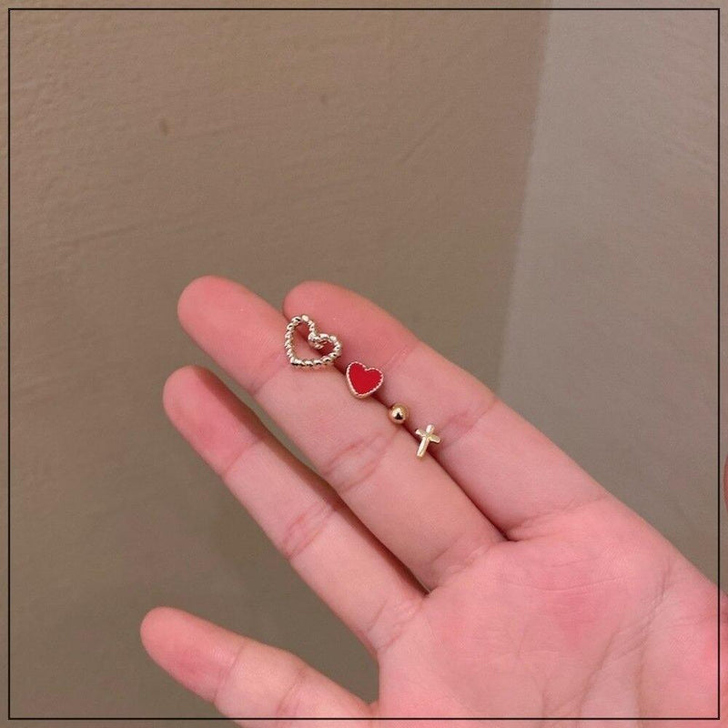 Handgefertigte Mini-Ohrstecker mit Herz und Kreuz
