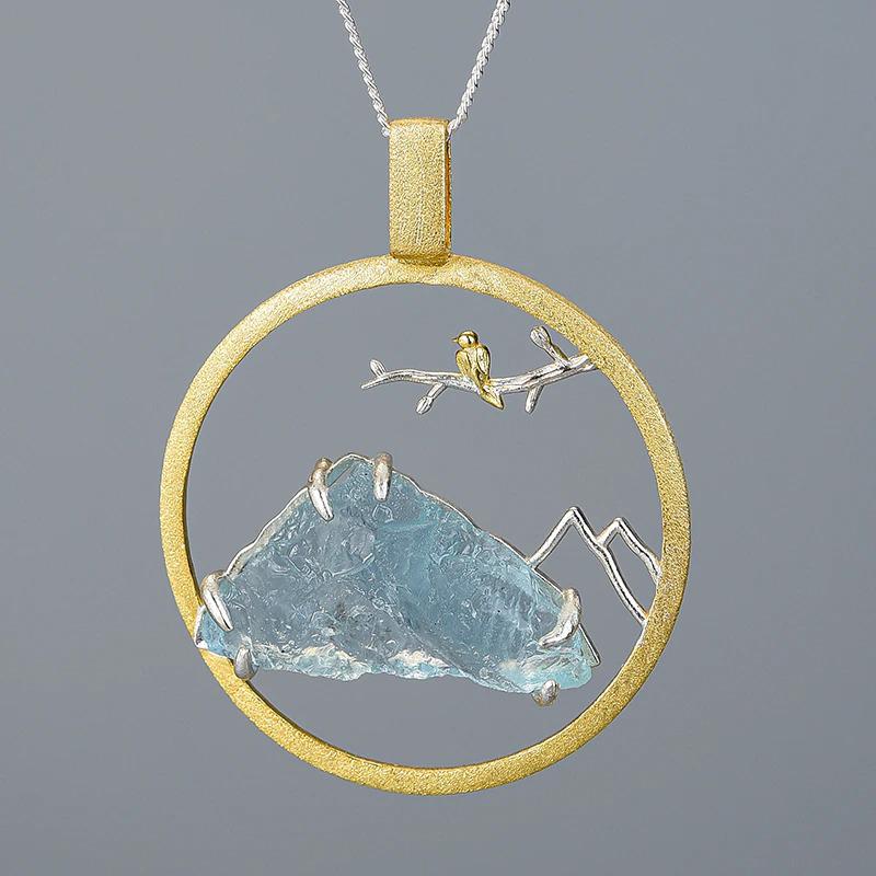 Handgefertigter Anhänger aus natürlichem Erdstein und Vogel