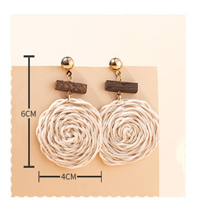 Handgefertigte Ohrringe aus Rattan-Strick in Blumenform