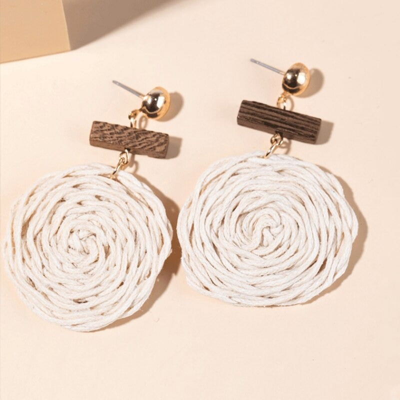 Handgefertigte Ohrringe aus Rattan-Strick in Blumenform