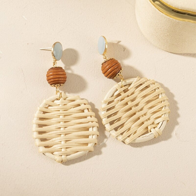 Handgefertigte Ohrringe aus Rattan-Strick in Blumenform