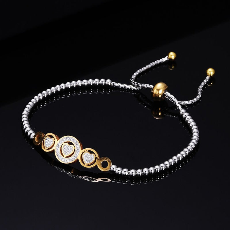 Handgefertigte Armbänder mit Herzanhängern und Strasssteinen