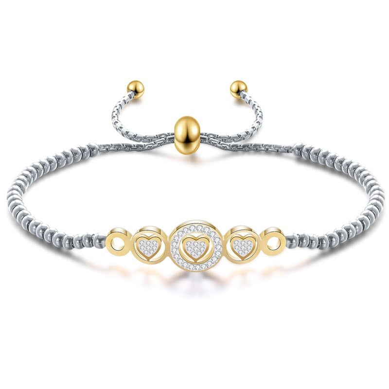 Handgefertigte Armbänder mit Herzanhängern und Strasssteinen