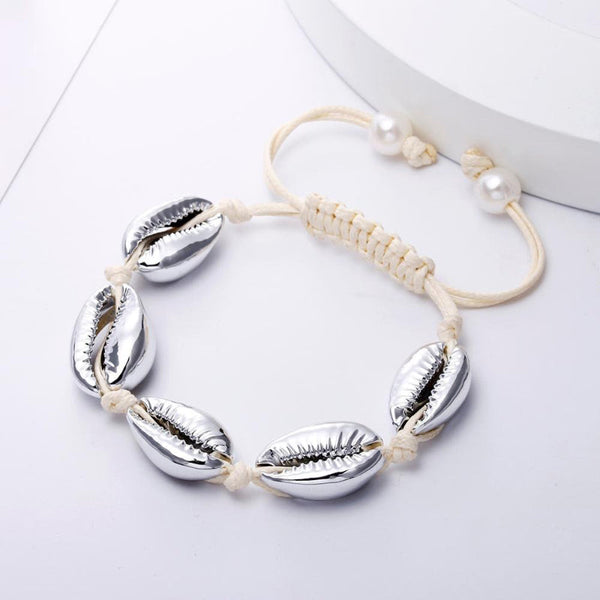 Handgefertigte Boho-Armbänder mit Meeresglanzperlen und Kauri-Muscheln