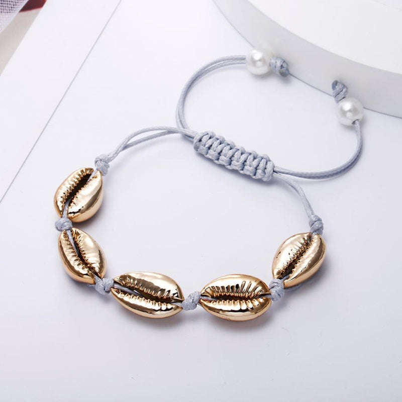Handgefertigte Boho-Armbänder mit Meeresglanzperlen und Kauri-Muscheln