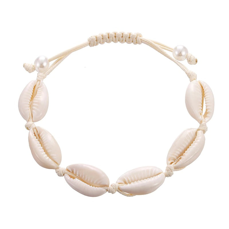 Handgefertigte Boho-Armbänder mit Meeresglanzperlen und Kauri-Muscheln