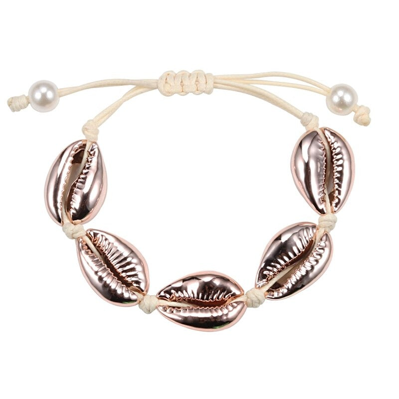 Handgefertigte Boho-Armbänder mit Meeresglanzperlen und Kauri-Muscheln