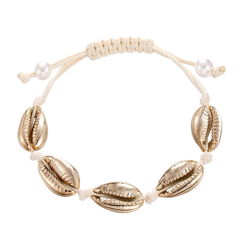 Handgefertigte Boho-Armbänder mit Meeresglanzperlen und Kauri-Muscheln