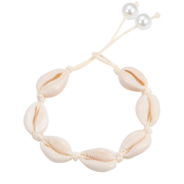 Handgefertigte Boho-Armbänder mit Meeresglanzperlen und Kauri-Muscheln
