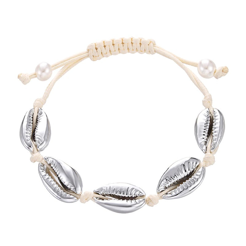 Handgefertigte Boho-Armbänder mit Meeresglanzperlen und Kauri-Muscheln