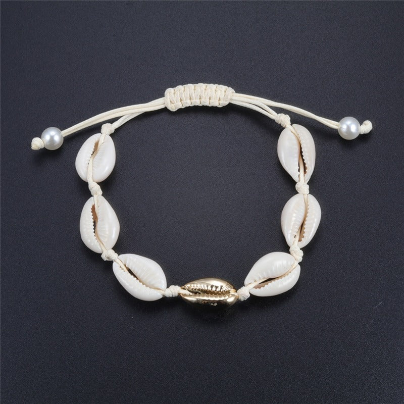 Handgefertigte Boho-Armbänder mit Meeresglanzperlen und Kauri-Muscheln