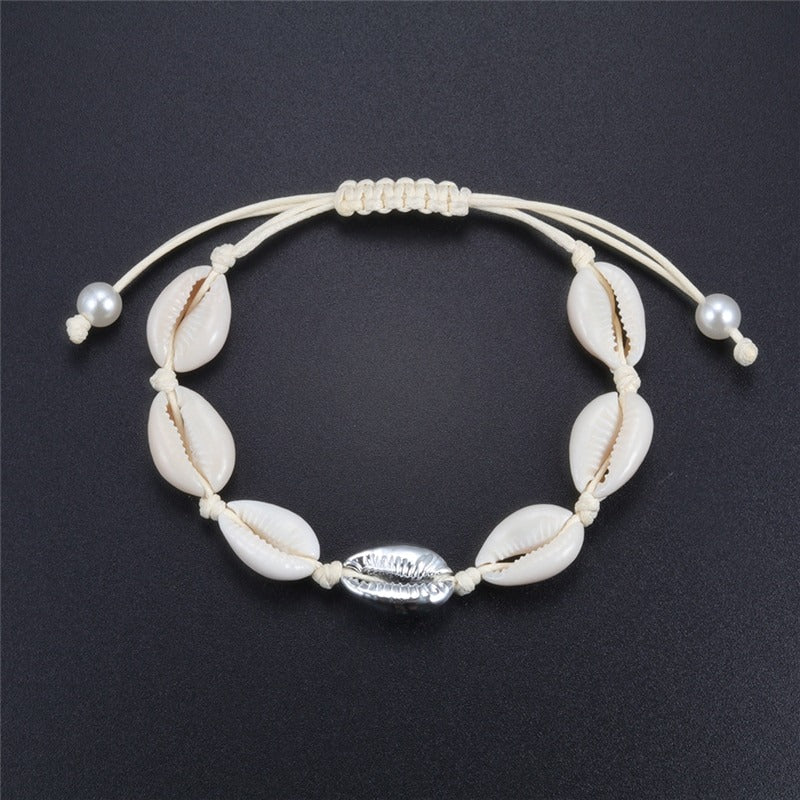Handgefertigte Boho-Armbänder mit Meeresglanzperlen und Kauri-Muscheln