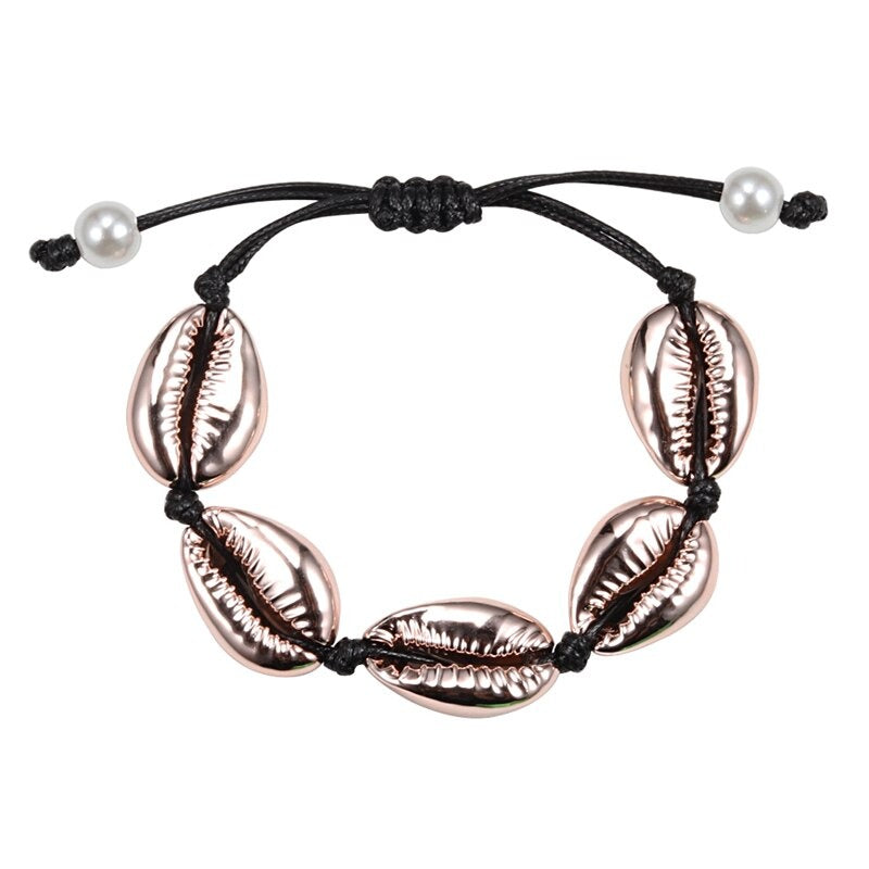 Handgefertigte Boho-Armbänder mit Meeresglanzperlen und Kauri-Muscheln