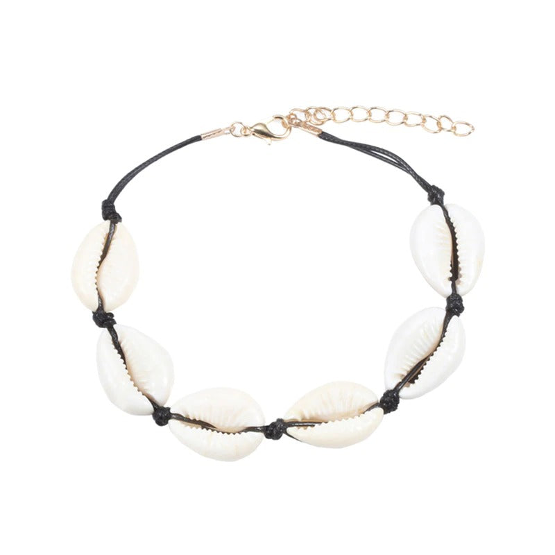 Handgefertigte Boho-Armbänder mit Meeresglanzperlen und Kauri-Muscheln