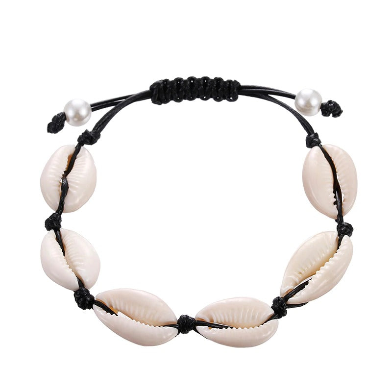 Handgefertigte Boho-Armbänder mit Meeresglanzperlen und Kauri-Muscheln