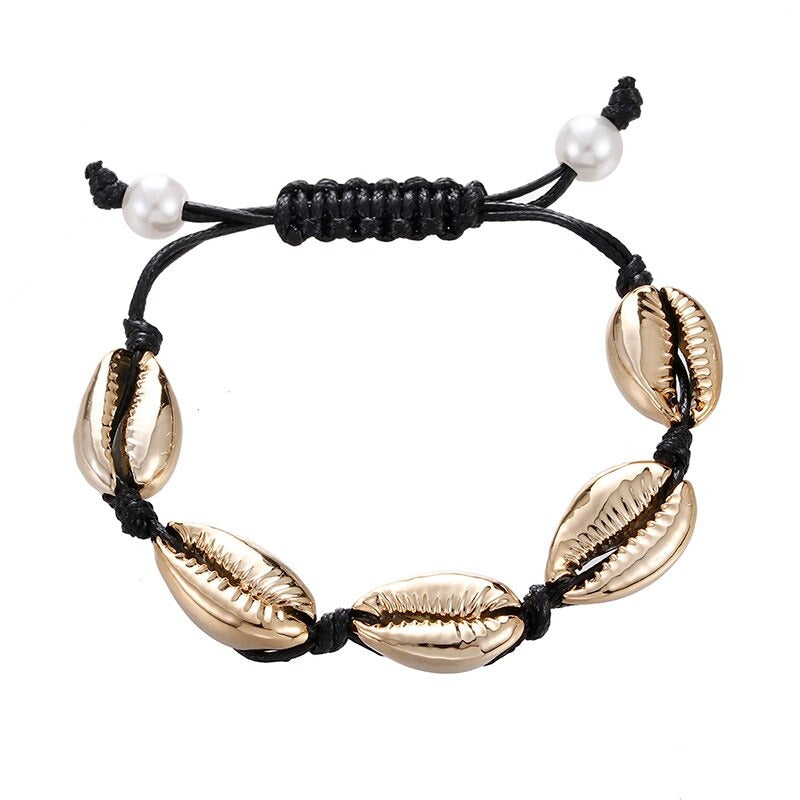 Handgefertigte Boho-Armbänder mit Meeresglanzperlen und Kauri-Muscheln