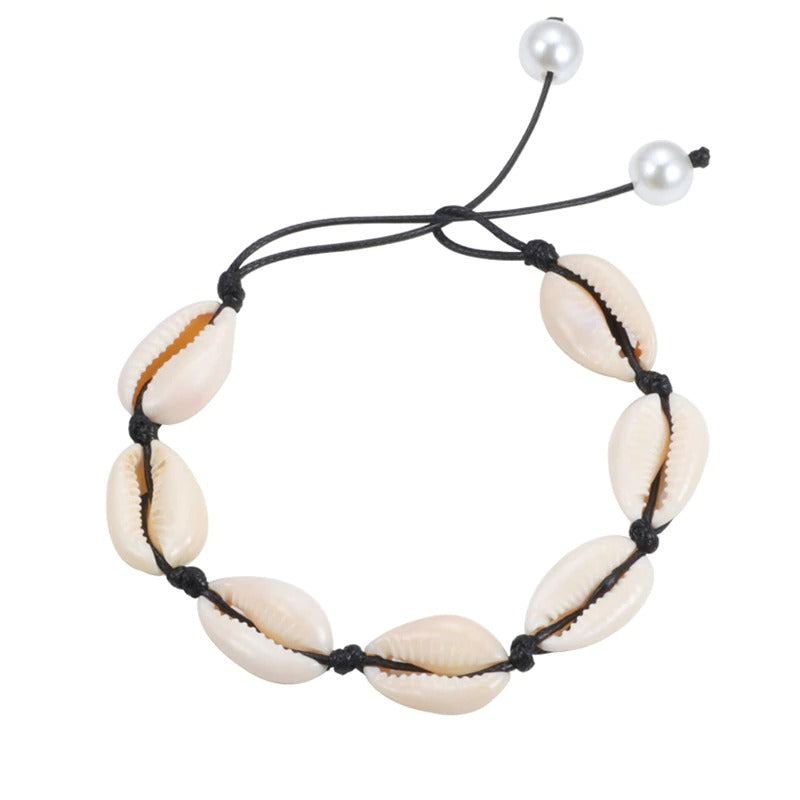 Handgefertigte Boho-Armbänder mit Meeresglanzperlen und Kauri-Muscheln