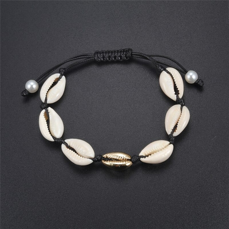 Handgefertigte Boho-Armbänder mit Meeresglanzperlen und Kauri-Muscheln