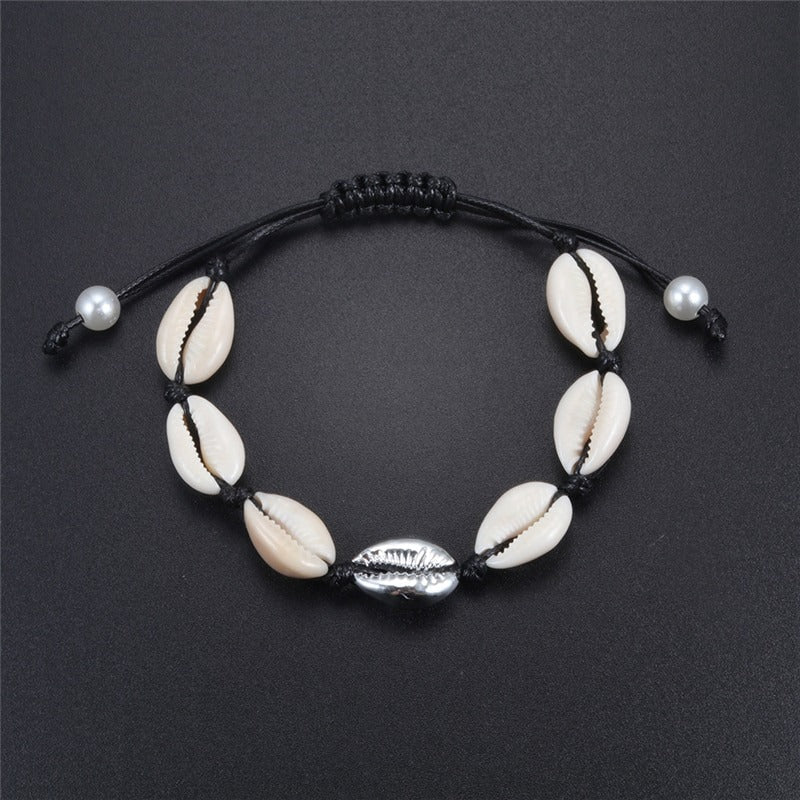 Handgefertigte Boho-Armbänder mit Meeresglanzperlen und Kauri-Muscheln