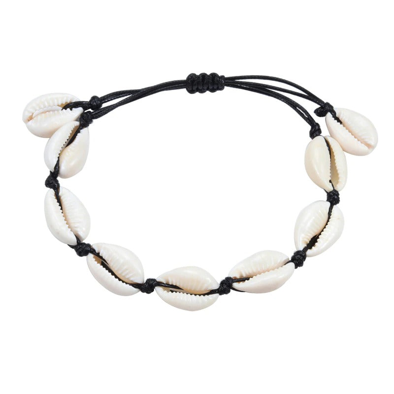 Handgefertigte Boho-Armbänder mit Meeresglanzperlen und Kauri-Muscheln