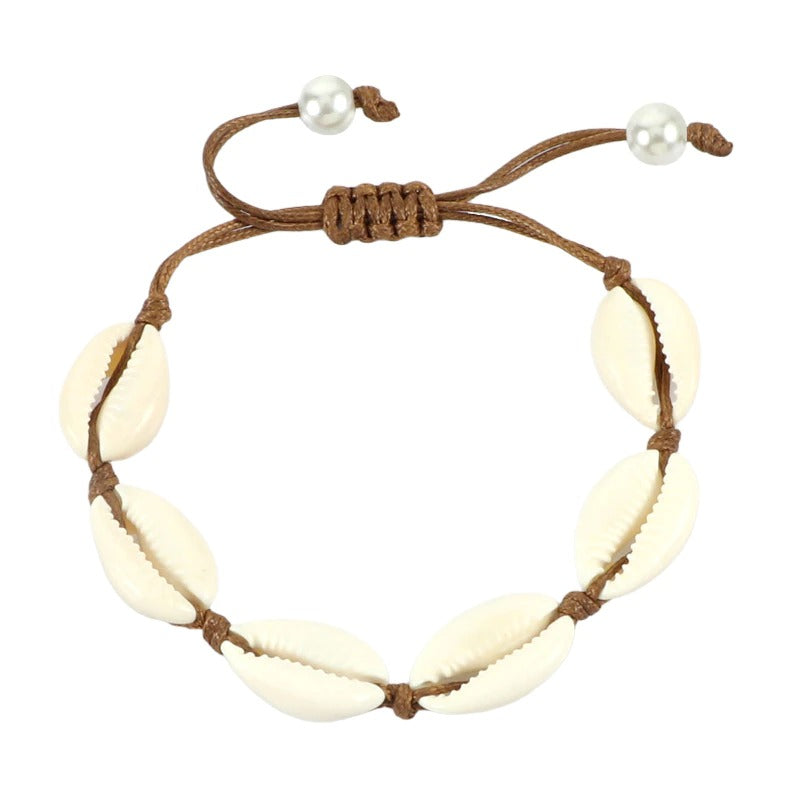Handgefertigte Boho-Armbänder mit Meeresglanzperlen und Kauri-Muscheln