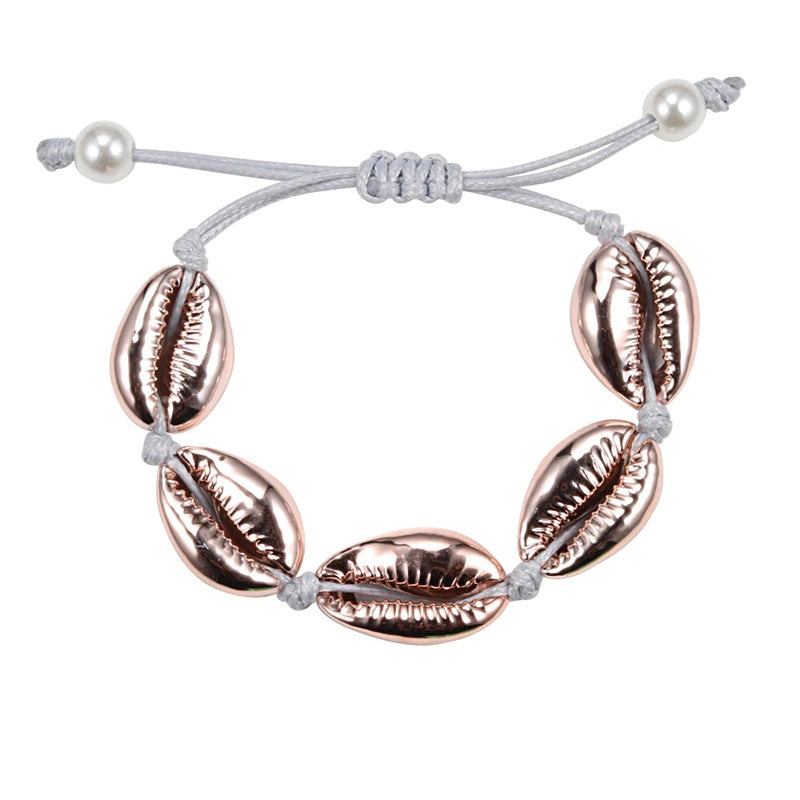 Handgefertigte Boho-Armbänder mit Meeresglanzperlen und Kauri-Muscheln