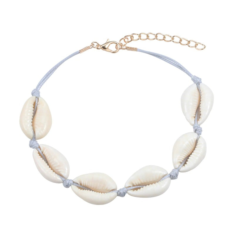 Handgefertigte Boho-Armbänder mit Meeresglanzperlen und Kauri-Muscheln