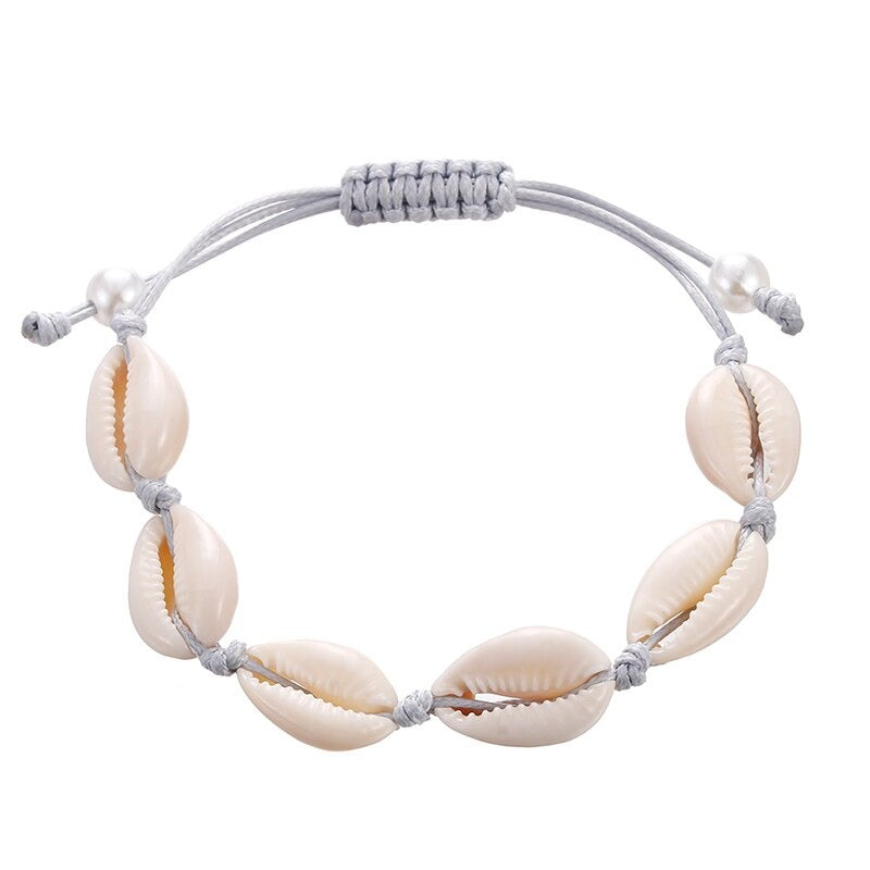 Handgefertigte Boho-Armbänder mit Meeresglanzperlen und Kauri-Muscheln