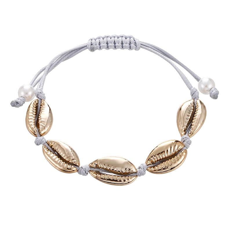 Handgefertigte Boho-Armbänder mit Meeresglanzperlen und Kauri-Muscheln