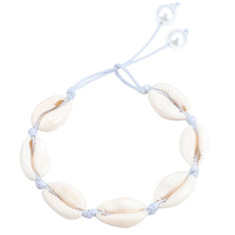 Handgefertigte Boho-Armbänder mit Meeresglanzperlen und Kauri-Muscheln