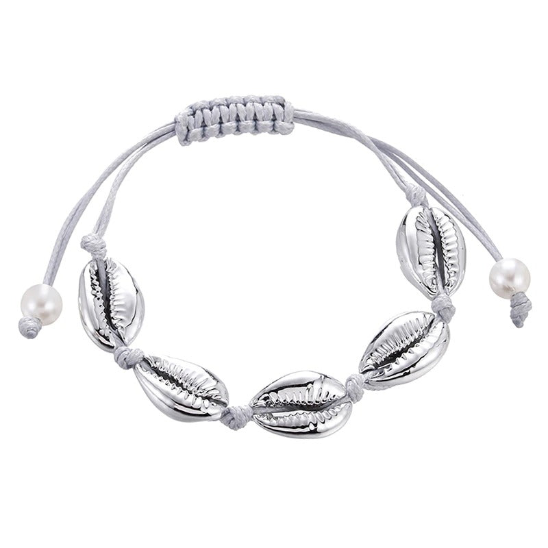 Handgefertigte Boho-Armbänder mit Meeresglanzperlen und Kauri-Muscheln