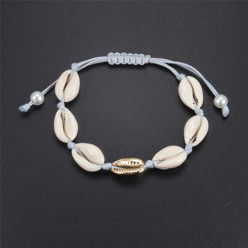 Handgefertigte Boho-Armbänder mit Meeresglanzperlen und Kauri-Muscheln